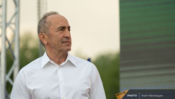 Роберт Кочарян на предвыборной агиткампании блока Айастан в административном районе Нор Норк (9 июня 2021). Еревaн - Sputnik Արմենիա