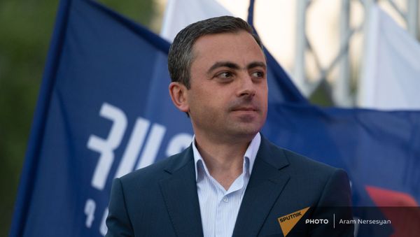 Ишхан Сагателян на предвыборной агиткампании блока Айастан в административном районе Нор Норк (9 июня 2021). Еревaн - Sputnik Արմենիա