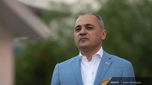 Ваге Акопян на предвыборной агиткампании блока Айастан в административном районе Нор Норк (9 июня 2021). Еревaн - Sputnik Армения