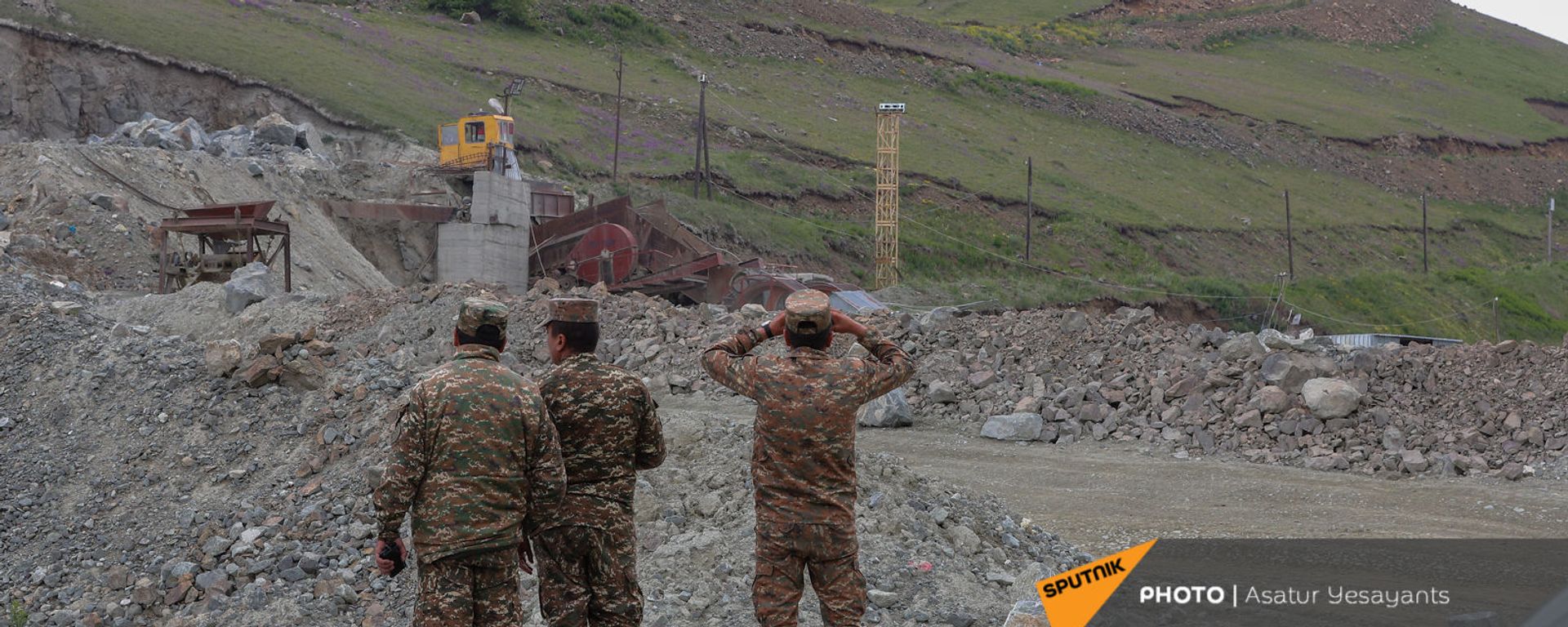 Армянские военные ведут наблюдение за постом противника у Сотка - Sputnik Արմենիա, 1920, 18.10.2021