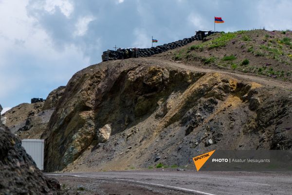 Армянский и азербайджанский посты у Сотка Армянский и азербайджанский посты у Сотка - Sputnik Армения
