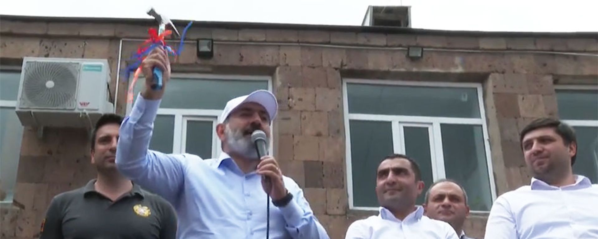 И.о. премьер-министра Никол Пашинян держит в руках молоток во время предвыборной агиткампании в общине Бюрегаван (13 июня 2021). Котайк - Sputnik Արմենիա, 1920, 16.06.2021