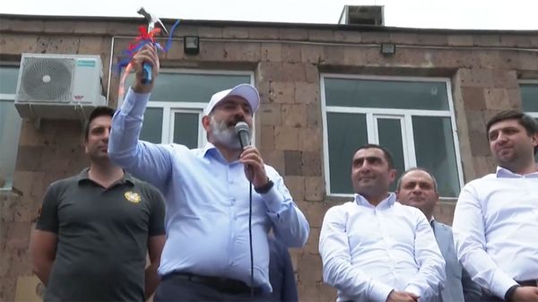 И.о. премьер-министра Никол Пашинян держит в руках молоток во время предвыборной агиткампании в общине Бюрегаван (13 июня 2021). Котайк - Sputnik Արմենիա