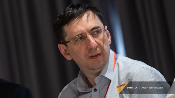 Российский политолог Андрей Арешев на четвертом заседании армяно-российского Лазаревского клуба (14 июня 2021). Еревaн - Sputnik Армения