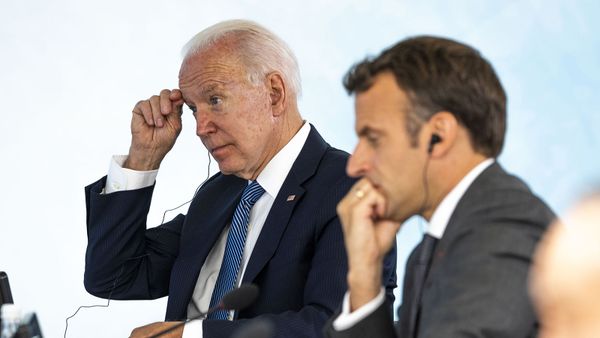 Президенты США и Франции Джо Байден и Эммануэль Макрон во время заключительной сессии саммита G-7 в Карбис-Бэй (13 июня 2021). Англия - Sputnik Армения