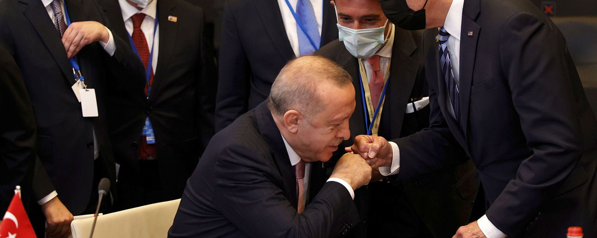 Президент Турции Реджеп Тайип Эрдоган здоровается с президентом США Джо Байденом во время пленарного заседания саммита НАТО в Брюсселе (14 июня 2021). Бельгия - Sputnik Армения, 1920, 16.12.2021