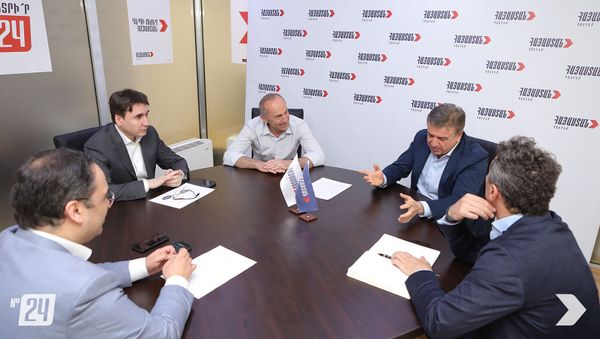Встреча второго президента РА Роберта Кочаряна и бывшего премьер-министра Карена Карапетяна (15 июня 2021). Еревaн - Sputnik Արմենիա