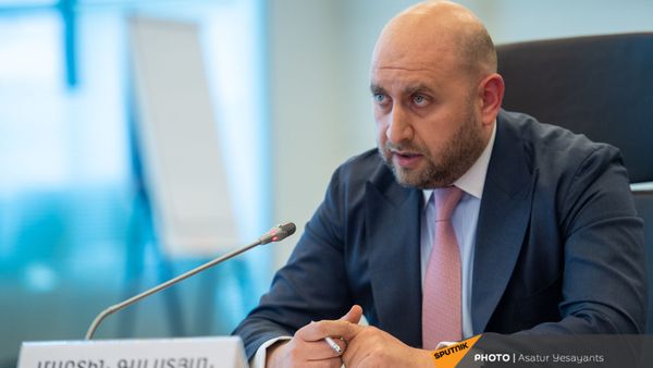 Председатель Центрального Банка Армении Мартин Галстян во время пресс-конференции (15 июня 2021). Еревaн - Sputnik Армения