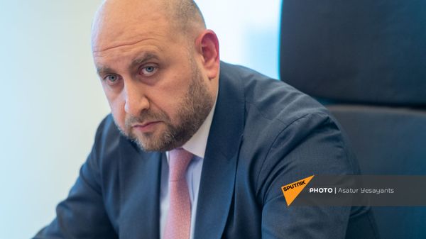 Председатель Центрального Банка Армении Мартин Галстян во время пресс-конференции (15 июня 2021). Еревaн - Sputnik Армения