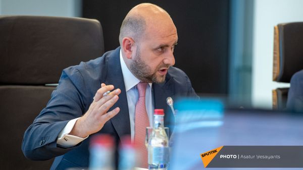 Председатель Центрального Банка Армении Мартин Галстян во время пресс-конференции (15 июня 2021). Еревaн - Sputnik Армения