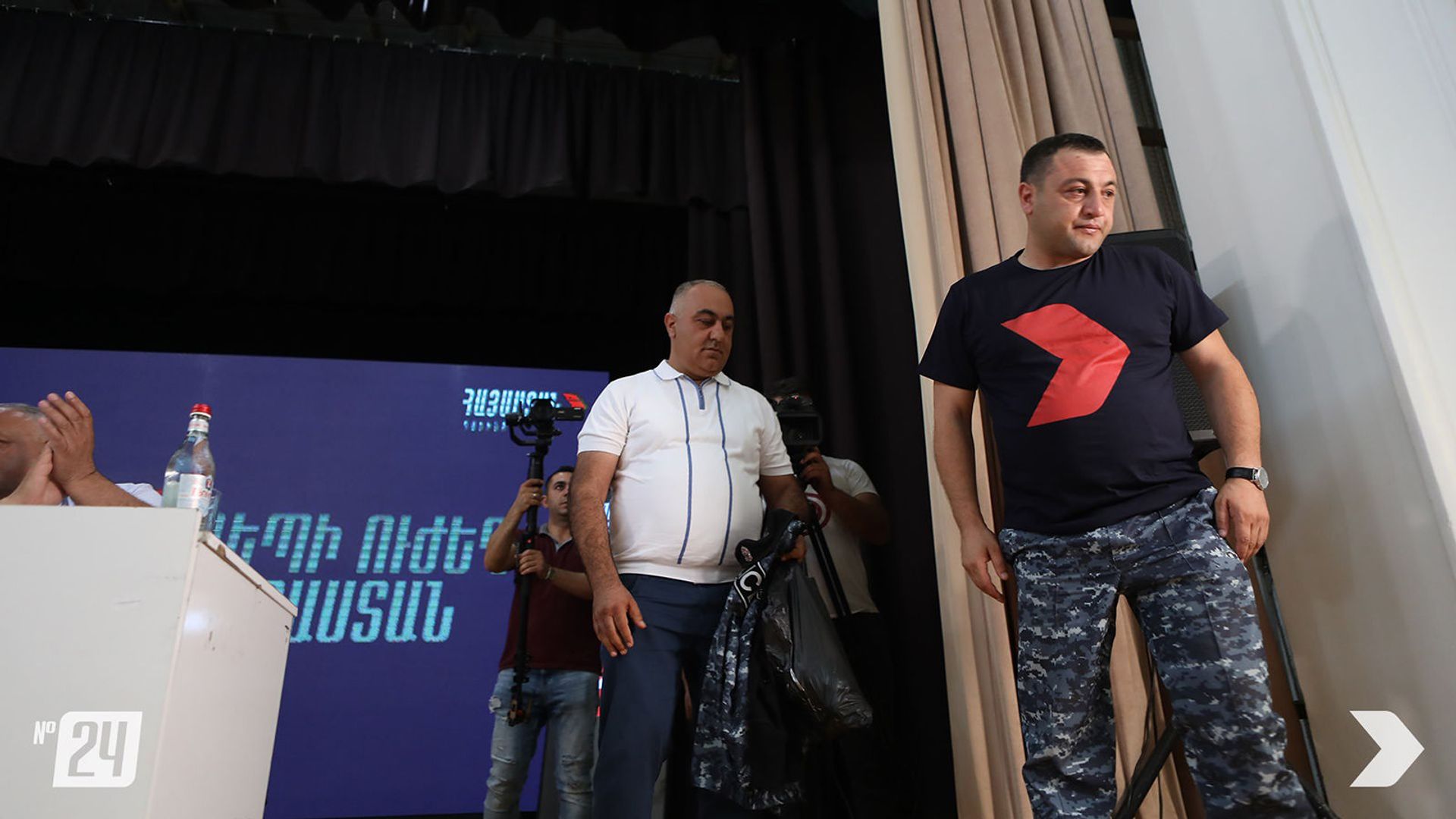 «Երկրի վիճակն ահավոր է». սերժանտը բեմի վրա հանեց համազգեստը և միացավ «Հայաստան» դաշինքին - Sputnik Արմենիա, 1920, 15.06.2021