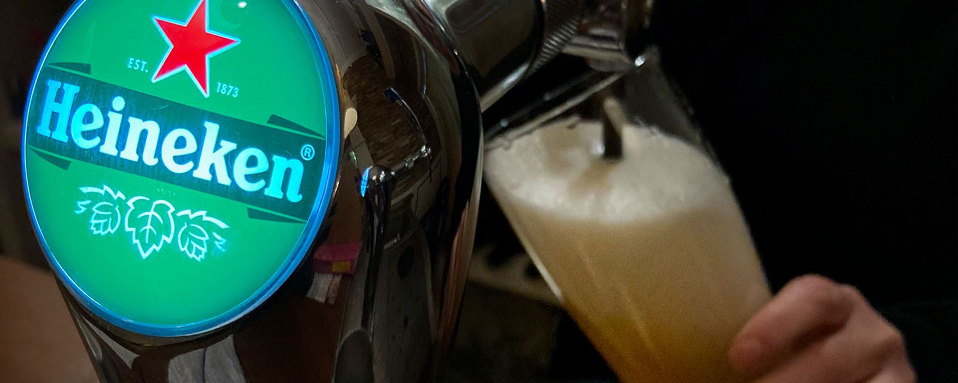 Бармен разливает пиво Heineken в Олдеберкупе Бармен разливает пиво Heineken в Олдеберкупе - Sputnik Արմենիա, 1920, 15.06.2021