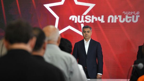 Артур Ванецян на фоне баннера блока Честь имею - Sputnik Армения