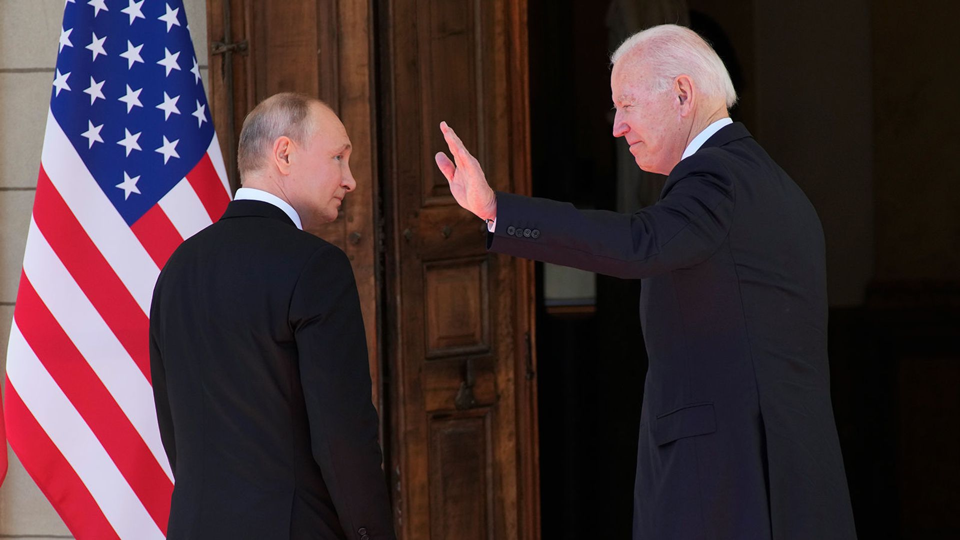 Президенты России и США Владимир Путин и Джо Байден входят в Виллу Ла Гранж во время их встречи (16 июня 2021). Женева Президенты России и США Владимир Путин и Джо Байден входят в Виллу Ла Гранж во время их встречи (16 июня 2021). Женева - Sputnik Армения, 1920, 16.06.2021