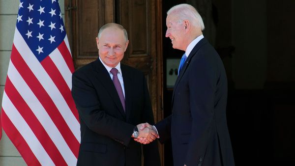 Президенты России и США Владимир Путин и Джо Байден входят в Виллу Ла Гранж во время их встречи (16 июня 2021). Женева - Sputnik Армения