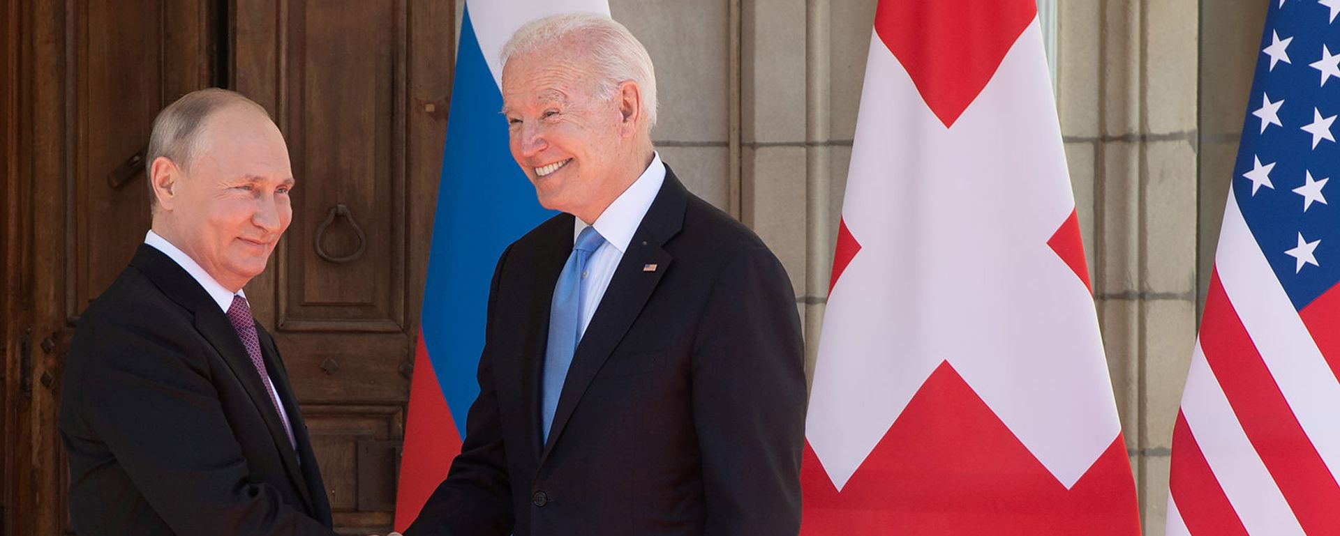 Президенты России и США Владимир Путин и Джо Байден приветствуют друг друга у входа в виллу Ла Гранж во время их встречи Президенты России и США Владимир Путин и Джо Байден приветствуют друг друга у входа в виллу Ла Гранж во время их встречи - Sputnik Армения, 1920, 16.06.2021