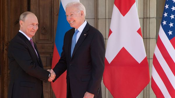 Президенты России и США Владимир Путин и Джо Байден приветствуют друг друга у входа в виллу Ла Гранж во время их встречи - Sputnik Армения