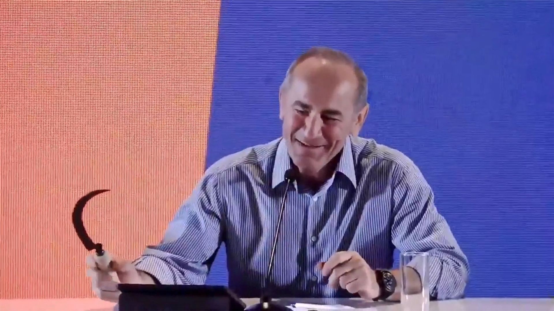 «Սկզբում, որ տեսա, վախեցա». Ռոբերտ Քոչարյանին մանգաղ նվիրեցին. լուսանկար «Սկզբում, որ տեսա, վախեցա». Ռոբերտ Քոչարյանին մանգաղ նվիրեցին. լուսանկար - Sputnik Արմենիա, 1920, 17.06.2021