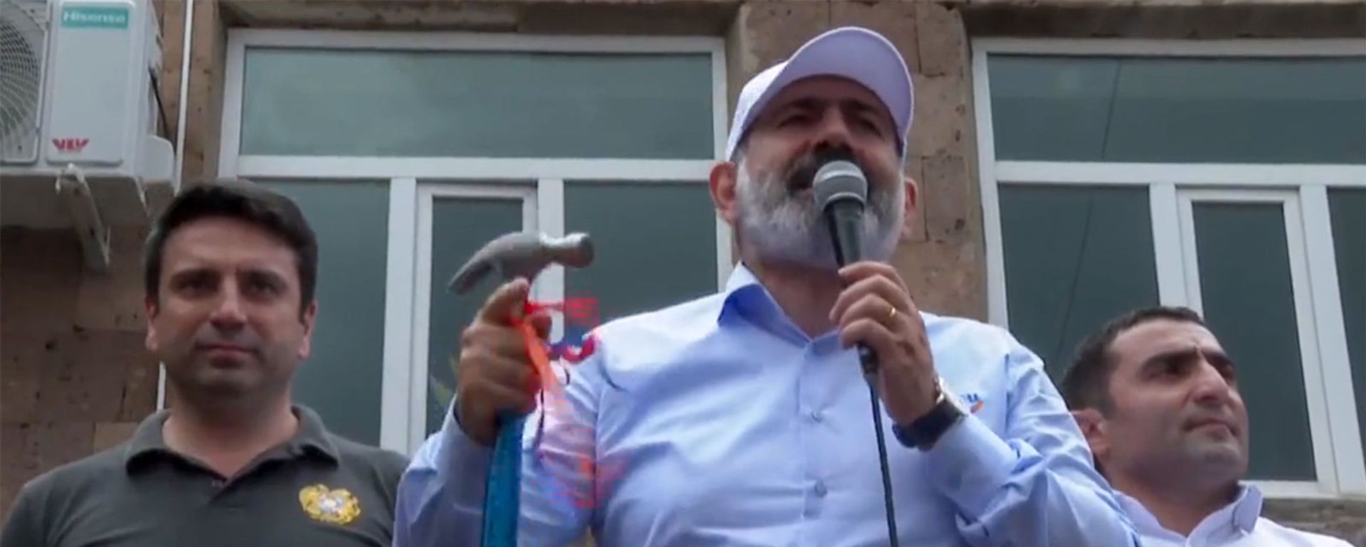 И.о. премьер-министра Никол Пашинян держит в руках молоток во время предвыборной агиткампании в общине Бюрегаван (13 июня 2021). Котайк И.о. премьер-министра Никол Пашинян держит в руках молоток во время предвыборной агиткампании в общине Бюрегаван (13 июня 2021). Котайк - Sputnik Армения, 1920, 29.06.2021