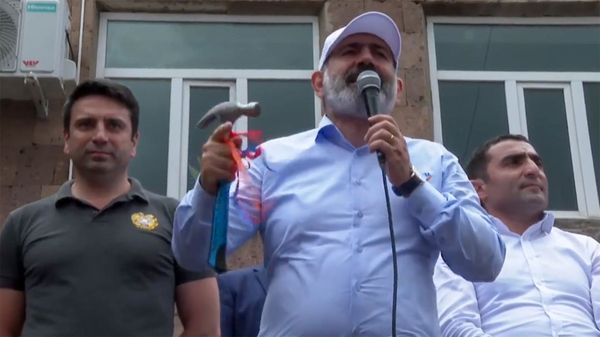 И.о. премьер-министра Никол Пашинян держит в руках молоток во время предвыборной агиткампании в общине Бюрегаван (13 июня 2021). Котайк - Sputnik Արմենիա