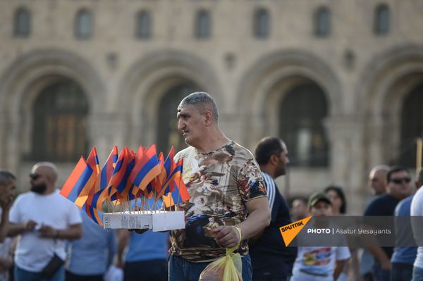 Продавец флажков на предвыборном агитационном митинге партии Гражданский договор на площади Республики (17 июня 2021). Еревaн Продавец флажков на предвыборном агитационном митинге партии Гражданский договор на площади Республики (17 июня 2021). Еревaн - Sputnik Армения
