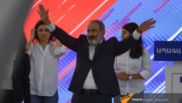 И.о. премьер-министра Никол Пашинян на предвыборном агитационном митинге на площади Республики (17 июня 2021). Еревaн - Sputnik Армения
