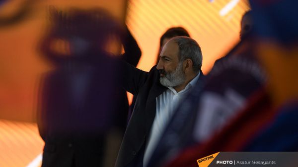 И.о. премьер-министра Никол Пашинян на предвыборном агитационном митинге на площади Республики (17 июня 2021). Еревaн - Sputnik Արմենիա