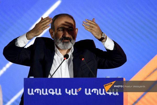 И.о. премьер-министра Армении Никол Пашинян на предвыборном агитационном митинге на площади Республики (17 июня 2021). Еревaн И.о. премьер-министра Армении Никол Пашинян на предвыборном агитационном митинге на площади Республики (17 июня 2021). Еревaн - Sputnik Армения