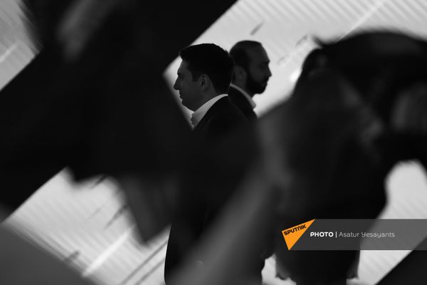 Вице-спикер парламента Армении Ален Симонян и спикер парламента Арарат Мирзоян на предвыборном агитационном митинге на площади Республики (17 июня 2021). Еревaн Вице-спикер парламента Армении Ален Симонян и спикер парламента Арарат Мирзоян на предвыборном агитационном митинге на площади Республики (17 июня 2021). Еревaн - Sputnik Армения