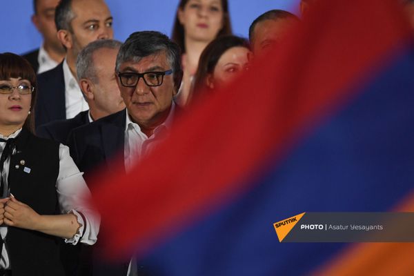 Бизнесмен Хачатур Сукиасян на предвыборном агитационном митинге партии Гражданский договор на площади Республики (17 июня 2021). Еревaн Бизнесмен Хачатур Сукиасян на предвыборном агитационном митинге партии Гражданский договор на площади Республики (17 июня 2021). Еревaн - Sputnik Армения