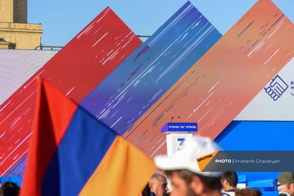 Трехцветные флаги и баннеры перед началом предвыборного агитационного митинга партии Гражданский договор на площади Республики (17 июня 2021). Еревaн Трехцветные флаги и баннеры перед началом предвыборного агитационного митинга партии Гражданский договор на площади Республики (17 июня 2021). Еревaн - Sputnik Армения