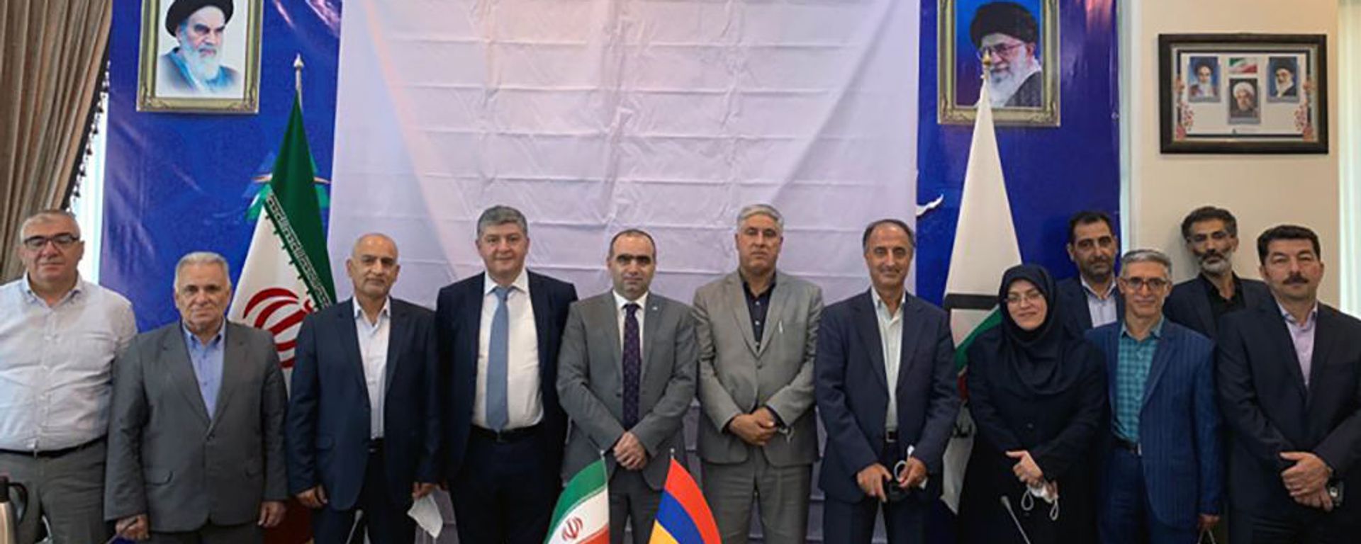 Делегация во главе с заместителем председателя Комитета государственных доходов РА Ашотом Мурадяном встретилась с делегацией во главе с заместителем начальника таможенной службы ИРИ Ибрагимом Нагди (18 июня 2021).  - Sputnik Արմենիա, 1920, 18.06.2021