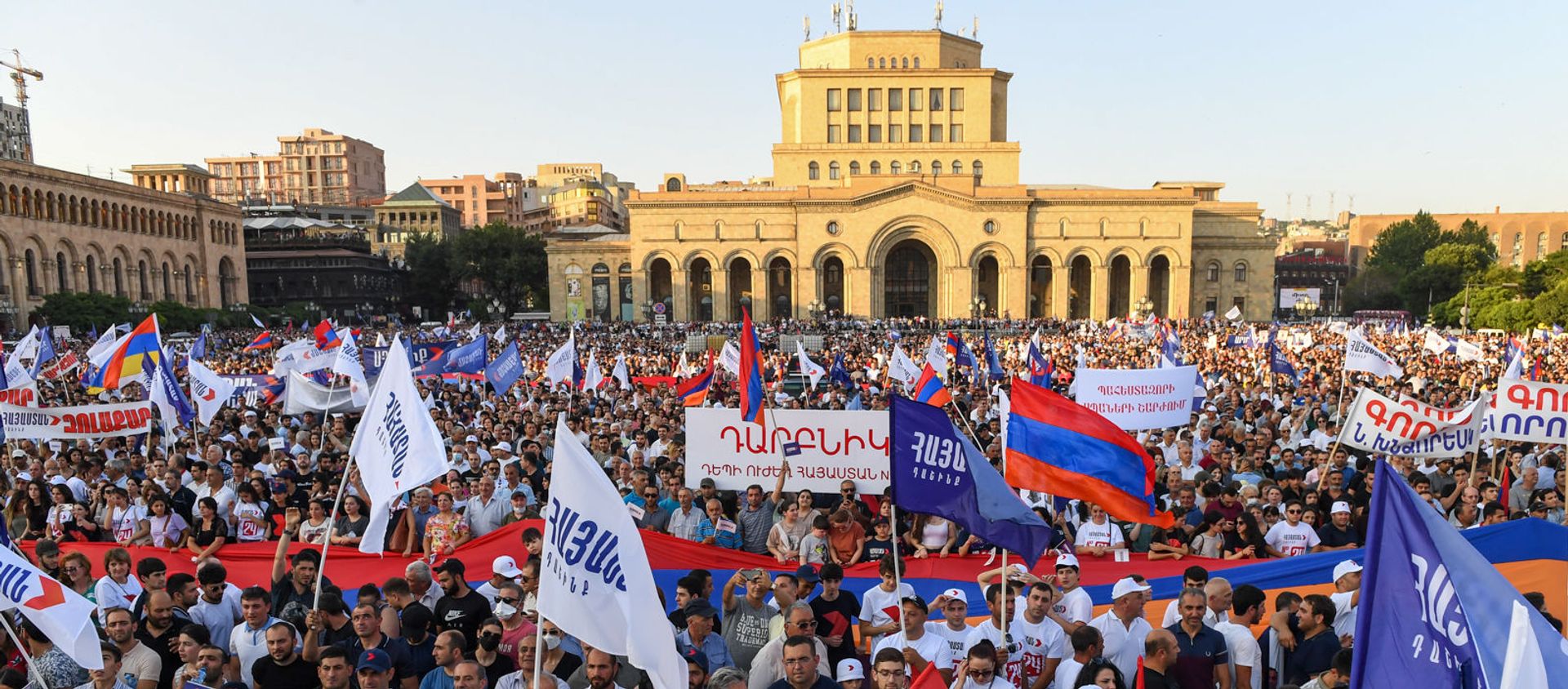 Сторонники блока Айастан на площади Республики перед началом предвыборного агитационного митинга блока (18 июня 2021). Еревaн Сторонники блока Айастан на площади Республики перед началом предвыборного агитационного митинга блока (18 июня 2021). Еревaн - Sputnik Армения, 1920, 18.06.2021