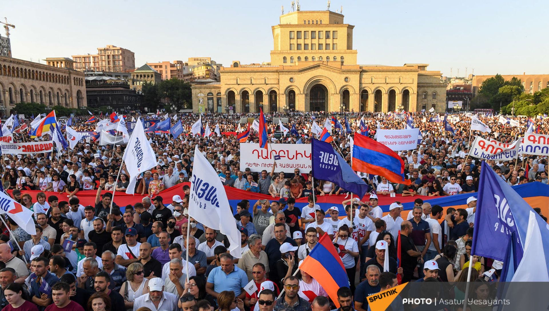 Сторонники блока Айастан на площади Республики перед началом предвыборного агитационного митинга блока (18 июня 2021). Еревaн Сторонники блока Айастан на площади Республики перед началом предвыборного агитационного митинга блока (18 июня 2021). Еревaн - Sputnik Армения, 1920, 18.06.2021