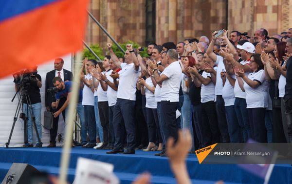 Предвыборный агитационный митинг блока Айастан на площади Республики (18 июня 2021). Еревaн - Sputnik Армения