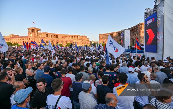 Предвыборный агитационный митинг блока Айастан на площади Республики (18 июня 2021). Еревaн - Sputnik Армения