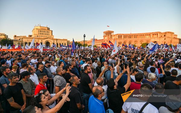 Предвыборный агитационный митинг блока Айастан на площади Республики (18 июня 2021). Еревaн - Sputnik Армения