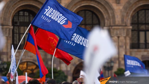 Предвыборный агитационный митинг блока Айастан на площади Республики (18 июня 2021). Еревaн - Sputnik Армения