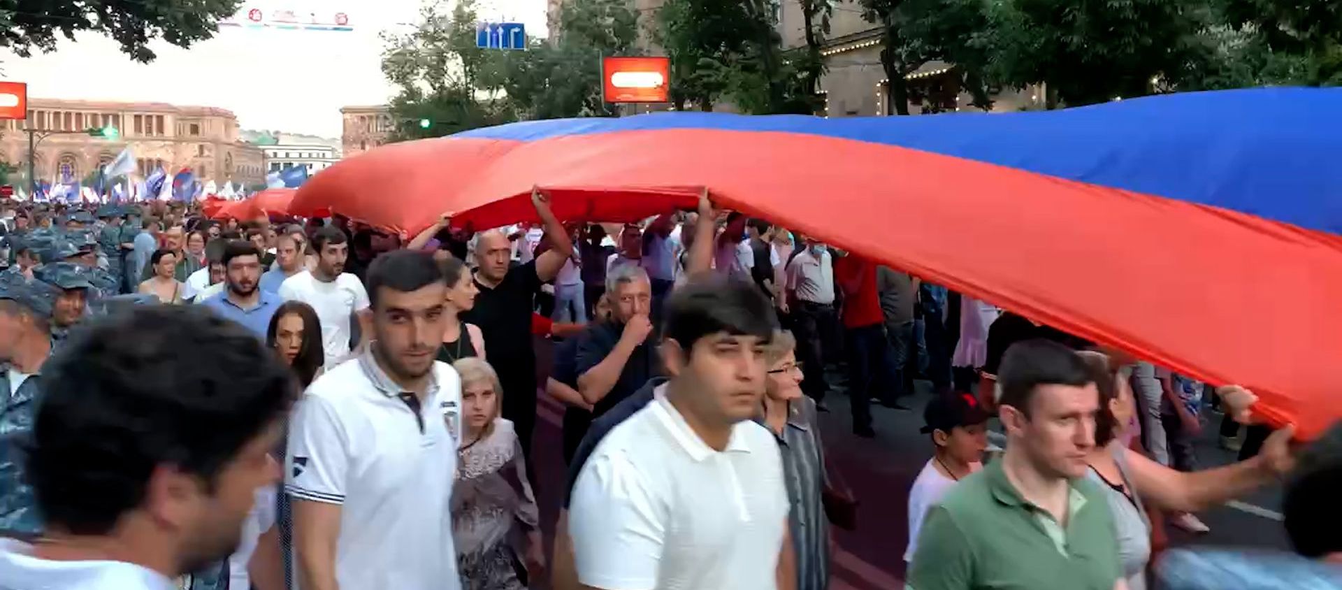 Ռոբերտ Քոչարյանի համակիրների երթը Ամիրյան փողոցով - Sputnik Արմենիա, 1920, 18.06.2021