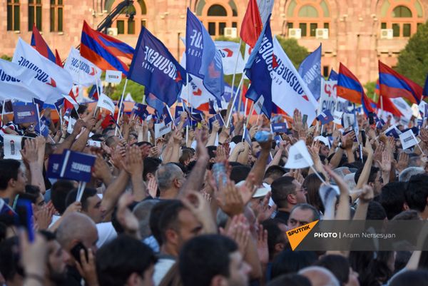 Предвыборный агитационный митинг блока Айастан на площади Республики (18 июня 2021). Еревaн - Sputnik Армения