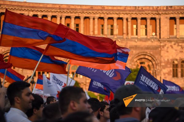 Предвыборный агитационный митинг блока Айастан на площади Республики (18 июня 2021). Еревaн - Sputnik Армения