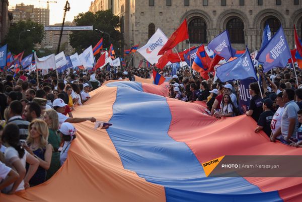 Предвыборный агитационный митинг блока Айастан на площади Республики (18 июня 2021). Еревaн - Sputnik Армения