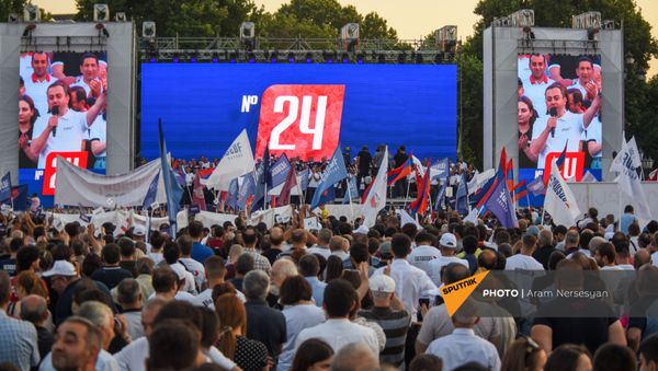 Предвыборный агитационный митинг блока Айастан на площади Республики (18 июня 2021). Еревaн - Sputnik Армения