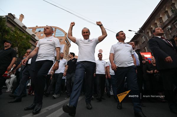Лидеры блока Айастан на шествии по окончании предвыборного агитационного митинга (18 июня 2021). Еревaн - Sputnik Армения