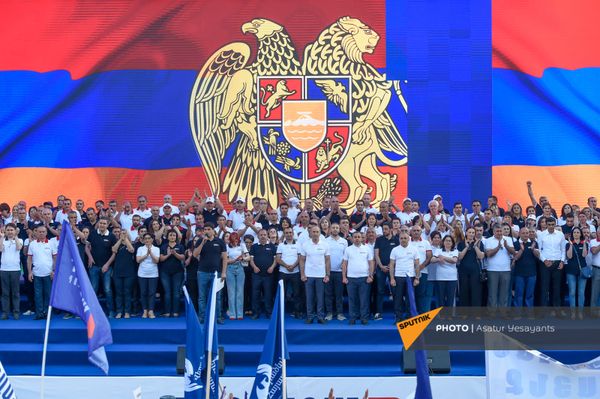 Предвыборный агитационный митинг блока Айастан на площади Республики (18 июня 2021). Еревaн - Sputnik Армения