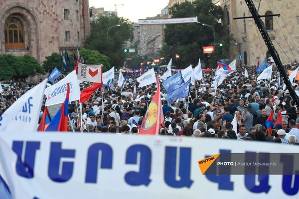Предвыборный агитационный митинг блока Айастан на площади Республики (18 июня 2021). Еревaн - Sputnik Армения