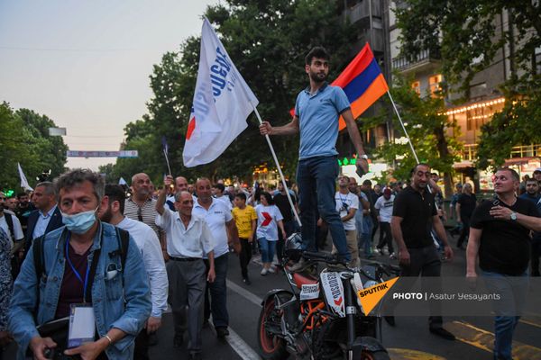 Предвыборный агитационный митинг блока Айастан на площади Республики (18 июня 2021). Еревaн - Sputnik Армения