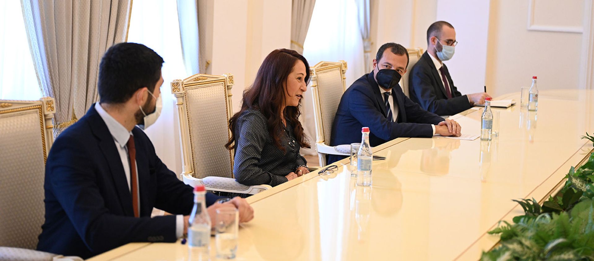 Вице-председатель Сената Италии Паола Таверна на встрече с президентом Армении (19 июня 2021). Еревaн Вице-председатель Сената Италии Паола Таверна на встрече с президентом Армении (19 июня 2021). Еревaн - Sputnik Армения, 1920, 19.06.2021