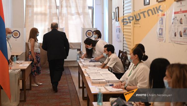 Президент Армен Саркисян во время внеочередных парламентских выборов в Армении (20 июня 2021). Еревaн - Sputnik Армения