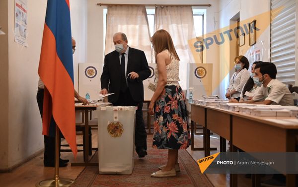 Президент Армен Саркисян во время внеочередных парламентских выборов в Армении (20 июня 2021). Еревaн - Sputnik Армения